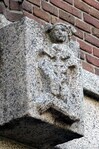 Figuur boven de ingang
<br/>
Gert-Jan Lobbes, 2018